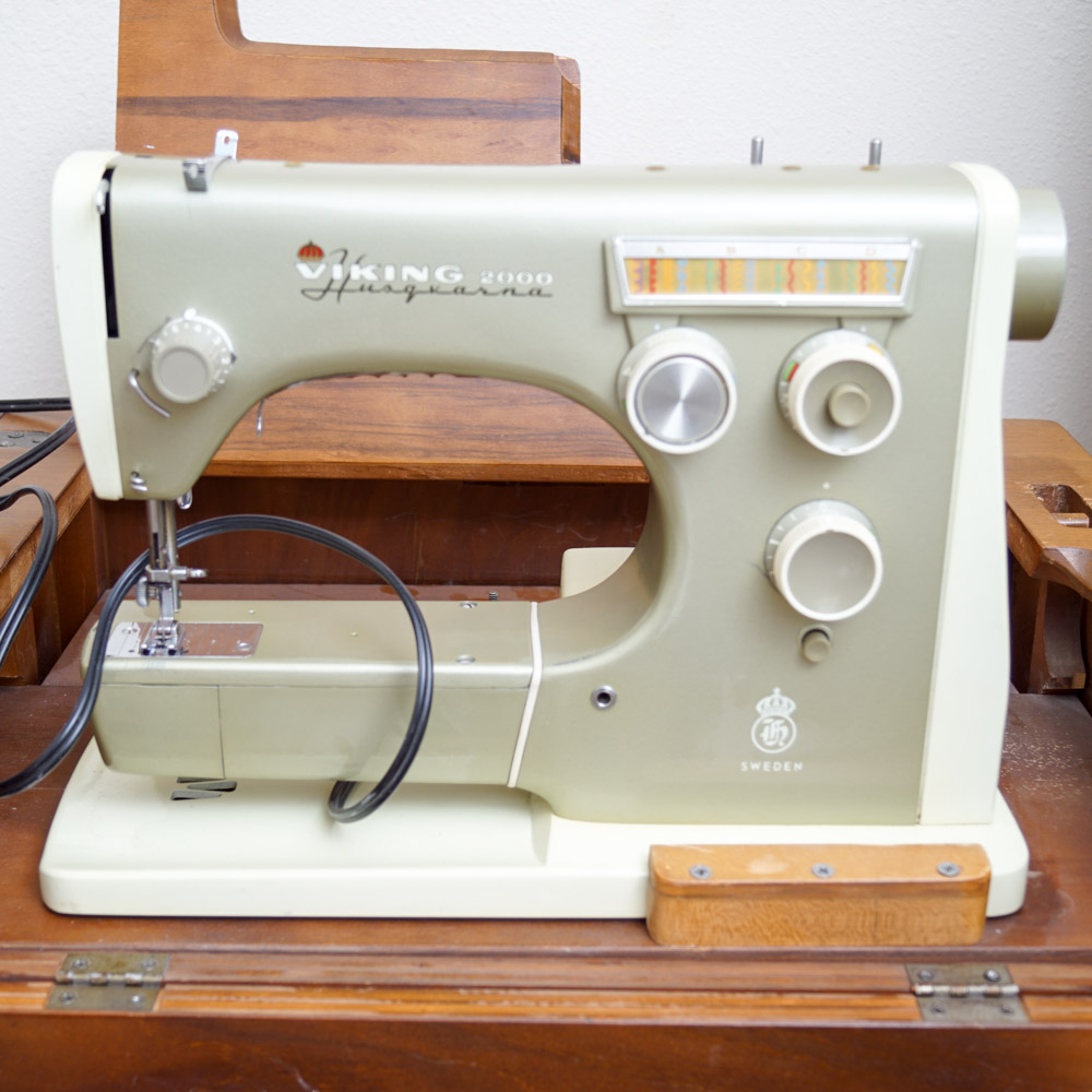 Viking 2000 Husqvarna Sewing Machine and Table