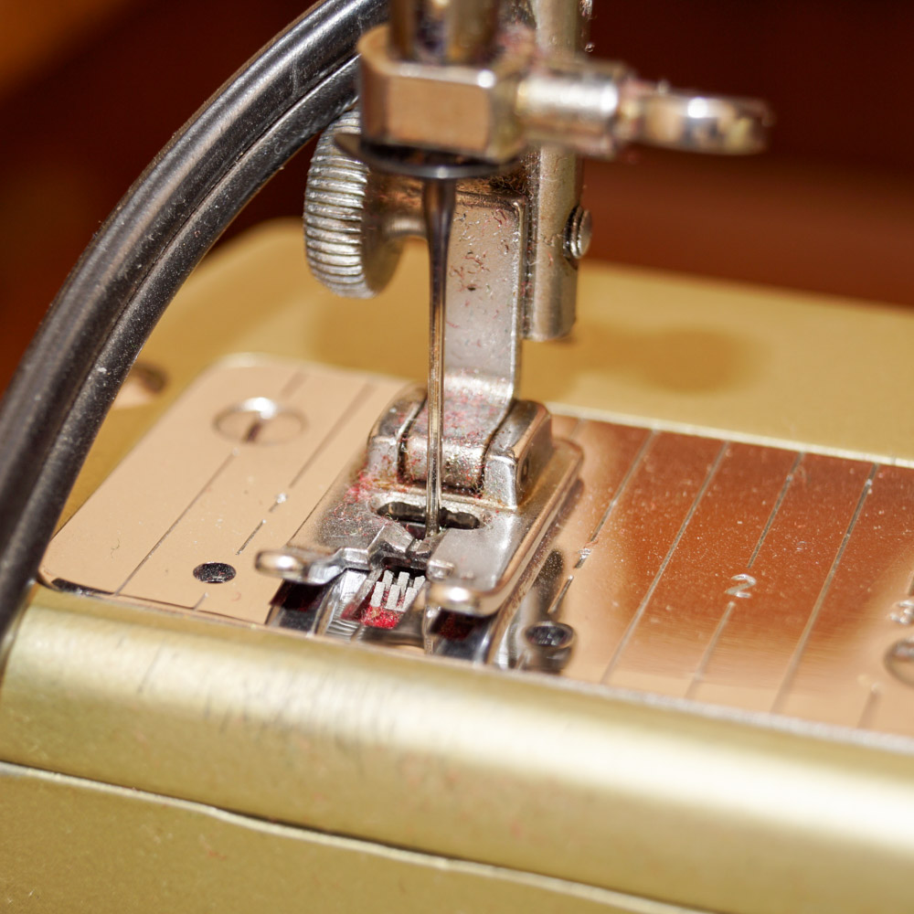 Viking 2000 Husqvarna Sewing Machine and Table