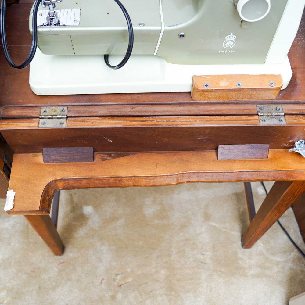 Viking 2000 Husqvarna Sewing Machine and Table