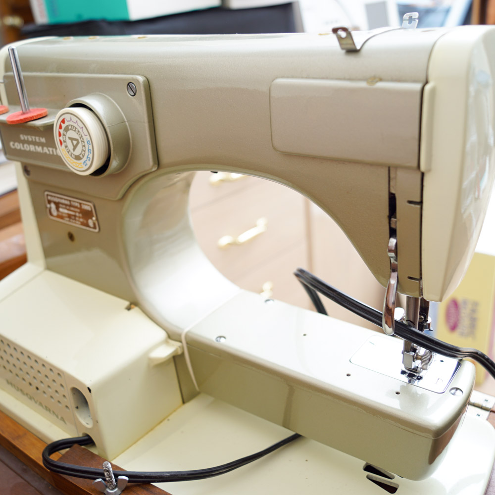 Viking 2000 Husqvarna Sewing Machine and Table