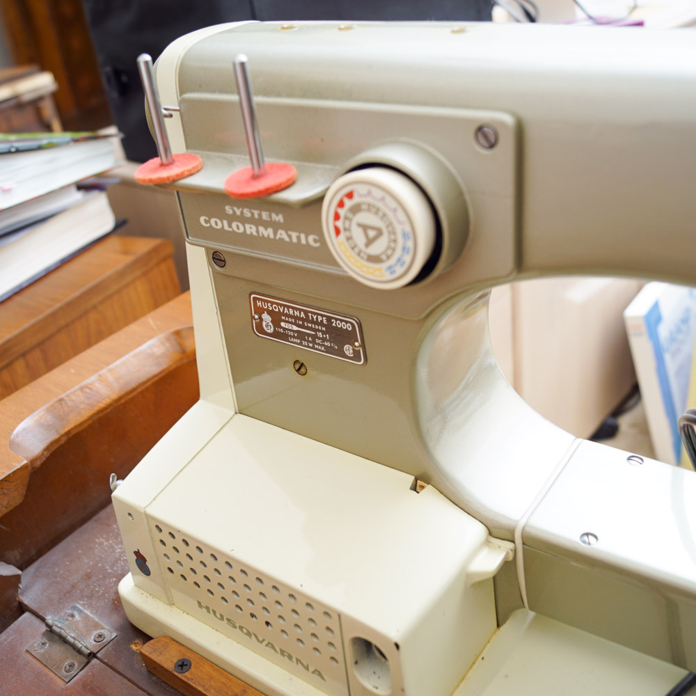 Viking 2000 Husqvarna Sewing Machine and Table
