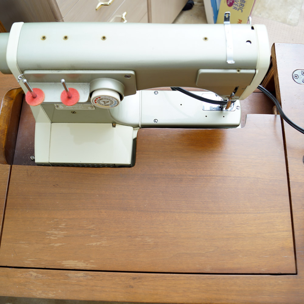 Viking 2000 Husqvarna Sewing Machine and Table