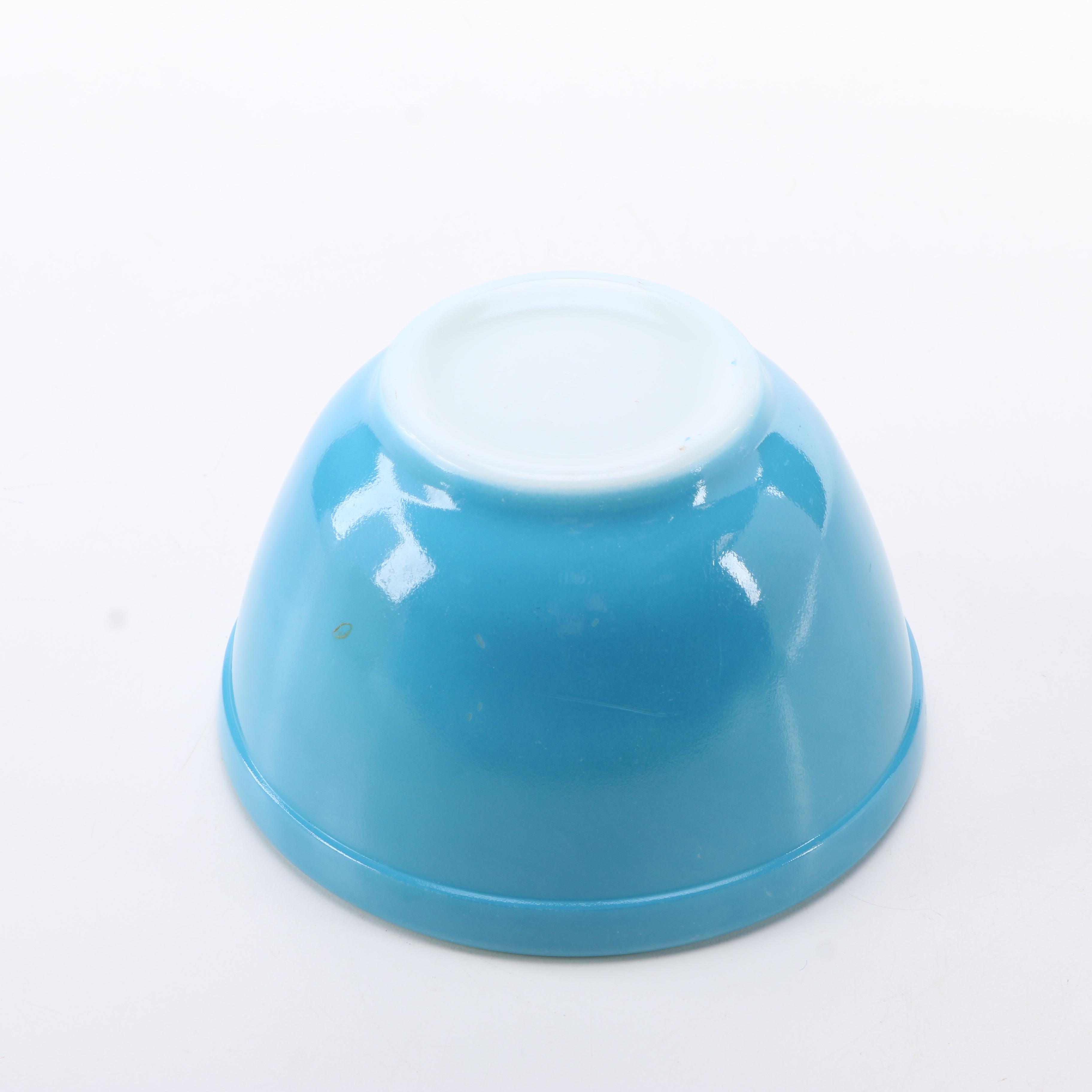 Vintage Pyrex Nesting Mixing Bowl Set