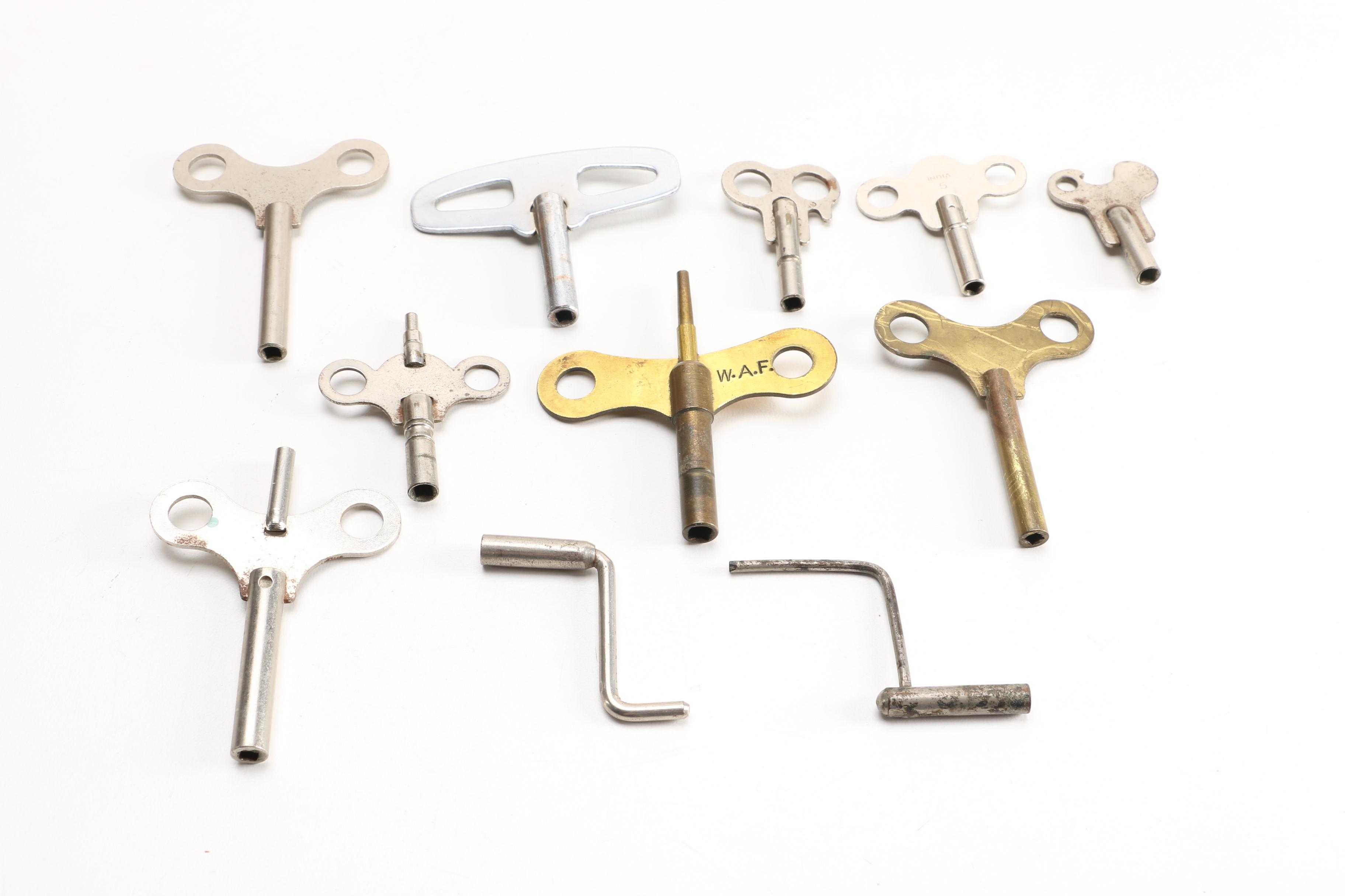 Antique Eastlake-Style Mantel Clock With Keys