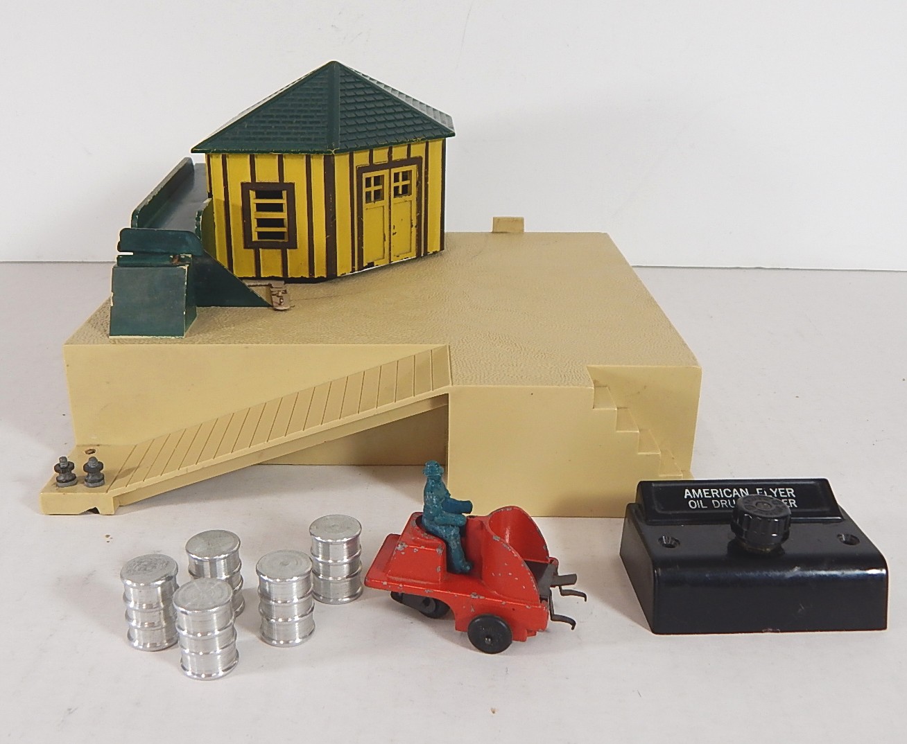 American Flyer S-Gauge Trains - #779 Oil Drum Loader with Button and Drums