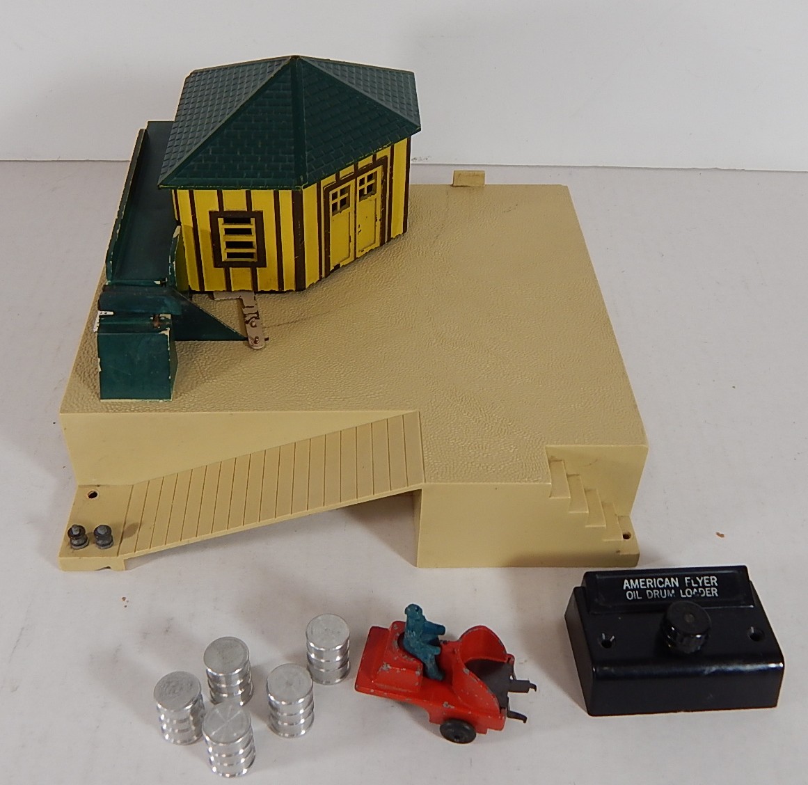 American Flyer S-Gauge Trains - #779 Oil Drum Loader with Button and Drums