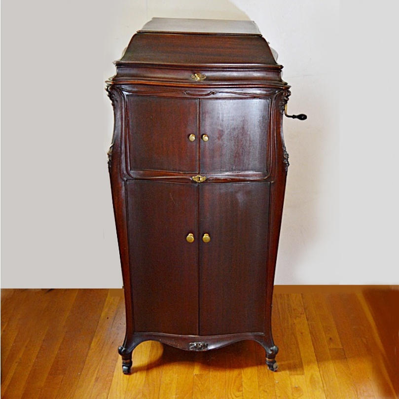 1916 Mahogany VV-XVII Victor Victrola Phonograph and Records