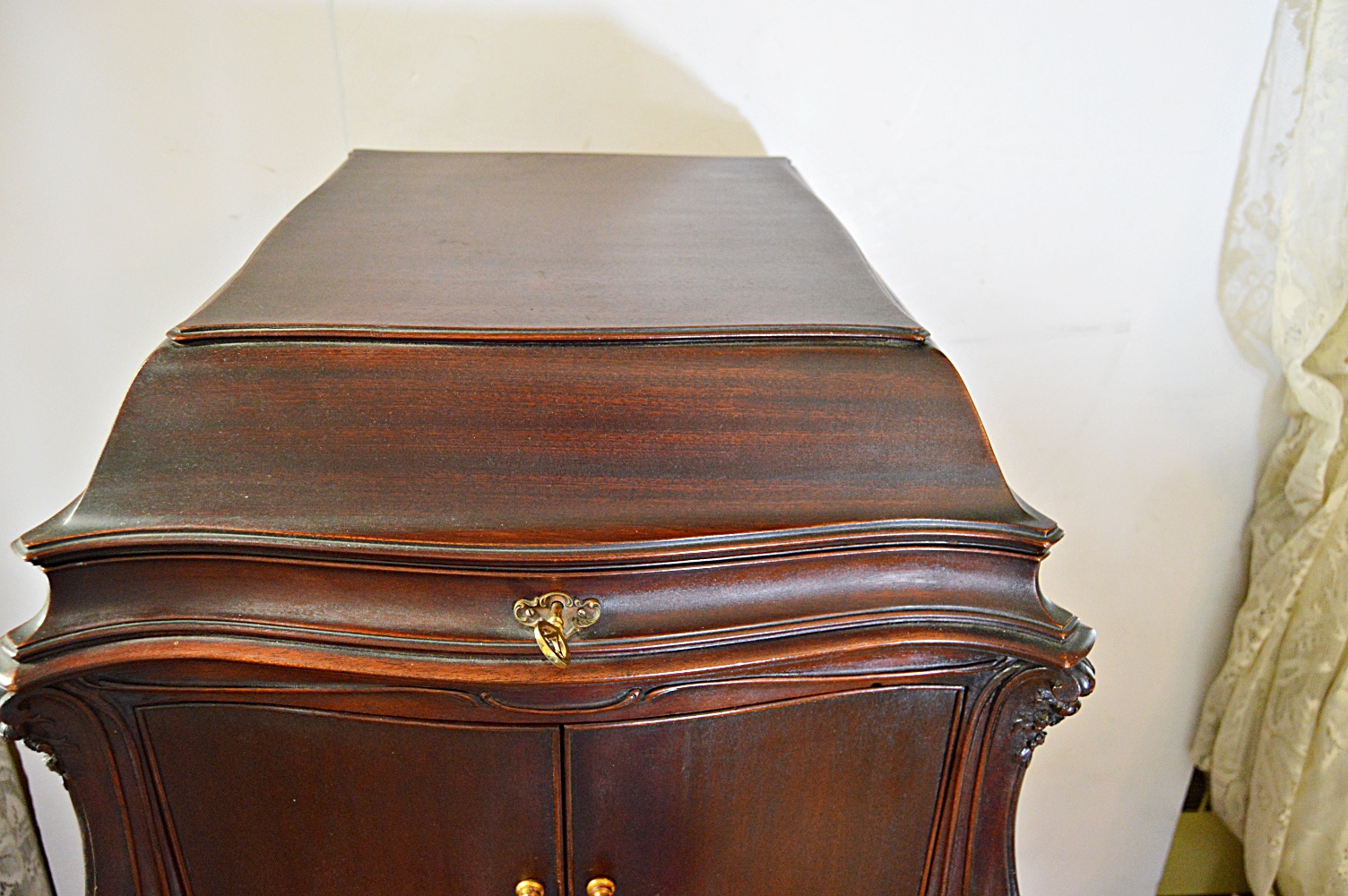 1916 Mahogany VV-XVII Victor Victrola Phonograph and Records