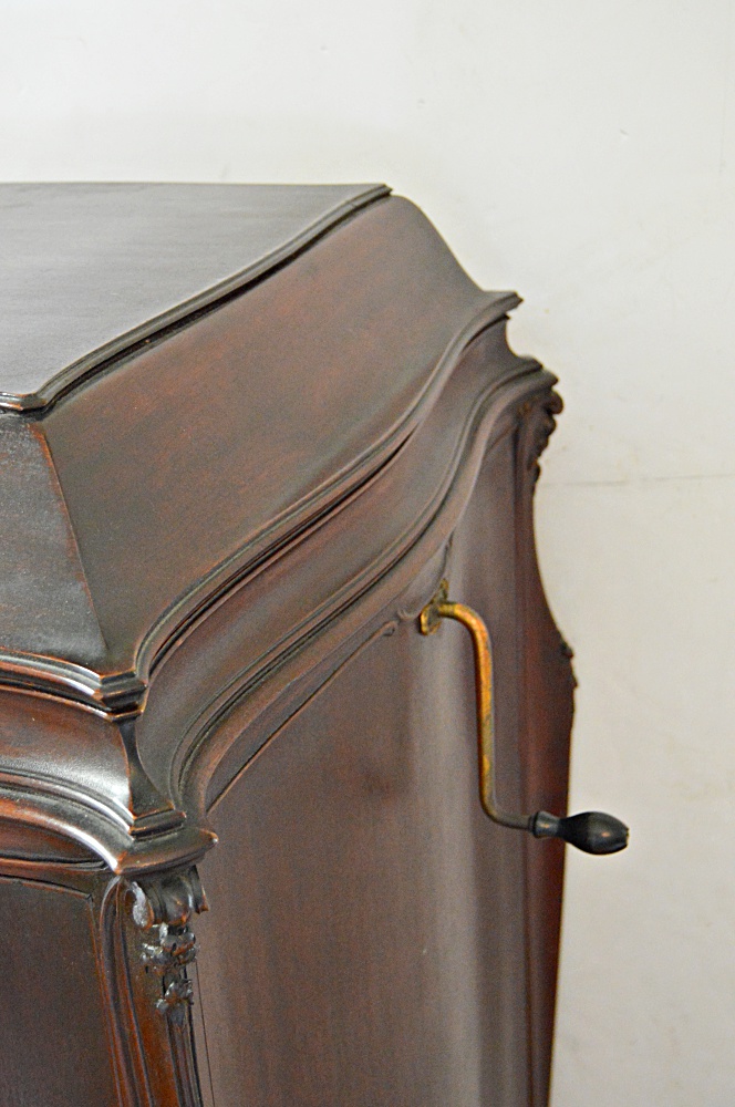 1916 Mahogany VV-XVII Victor Victrola Phonograph and Records