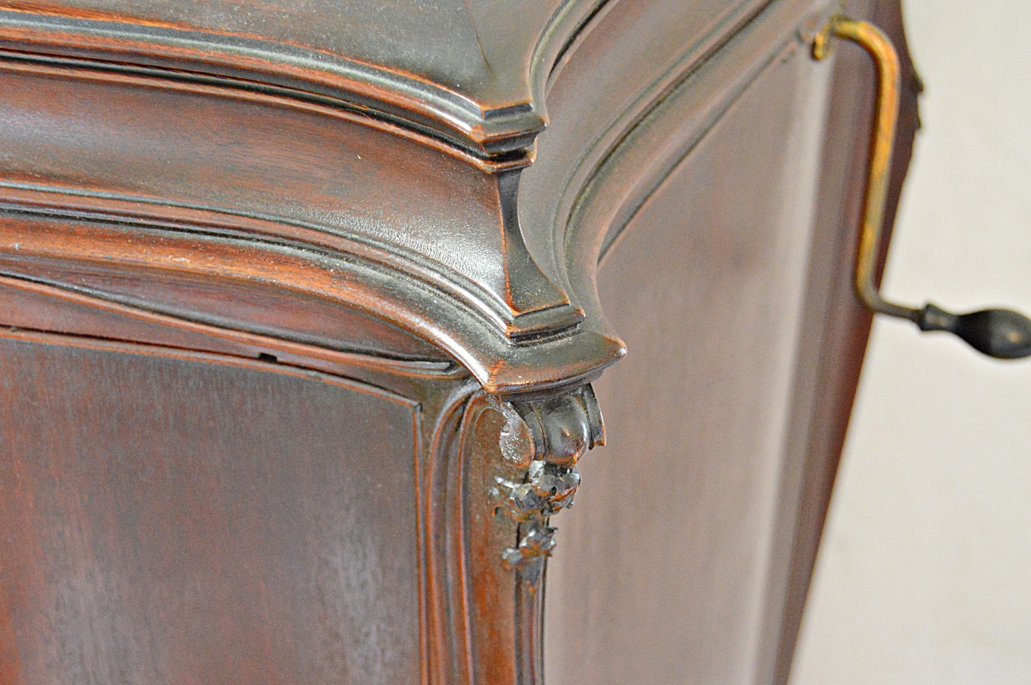 1916 Mahogany VV-XVII Victor Victrola Phonograph and Records