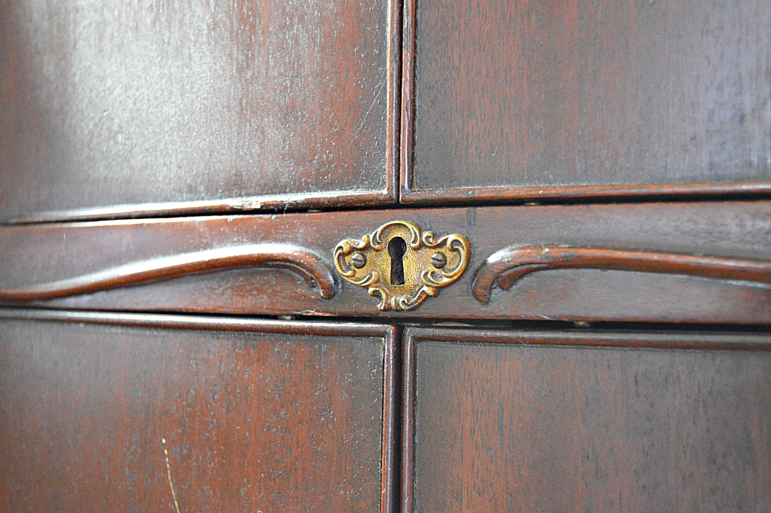 1916 Mahogany VV-XVII Victor Victrola Phonograph and Records