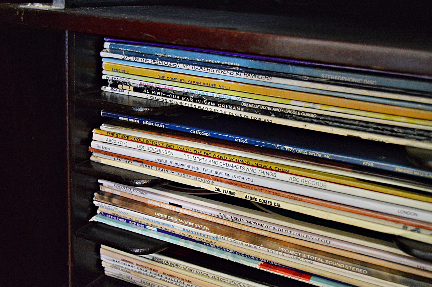 1916 Mahogany VV-XVII Victor Victrola Phonograph and Records