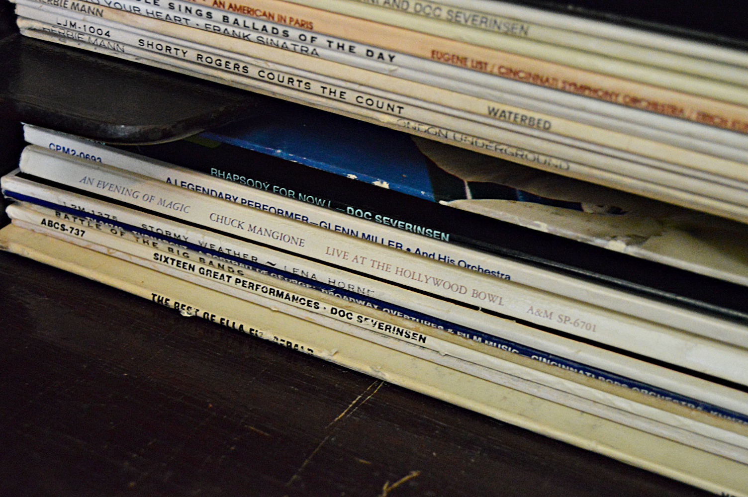 1916 Mahogany VV-XVII Victor Victrola Phonograph and Records