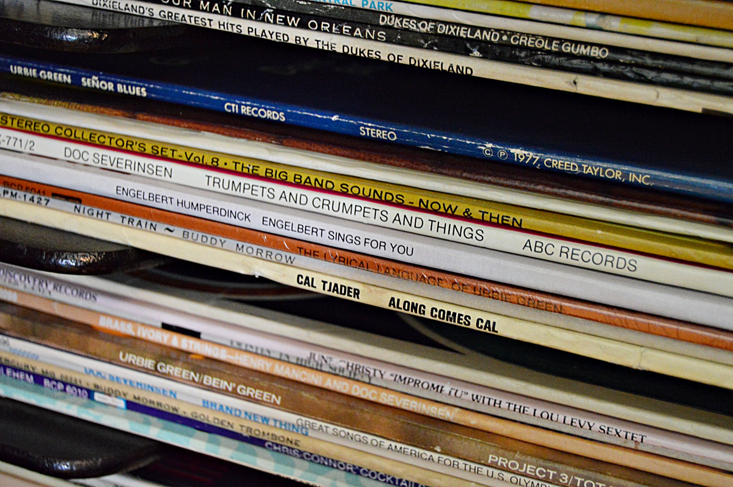 1916 Mahogany VV-XVII Victor Victrola Phonograph and Records