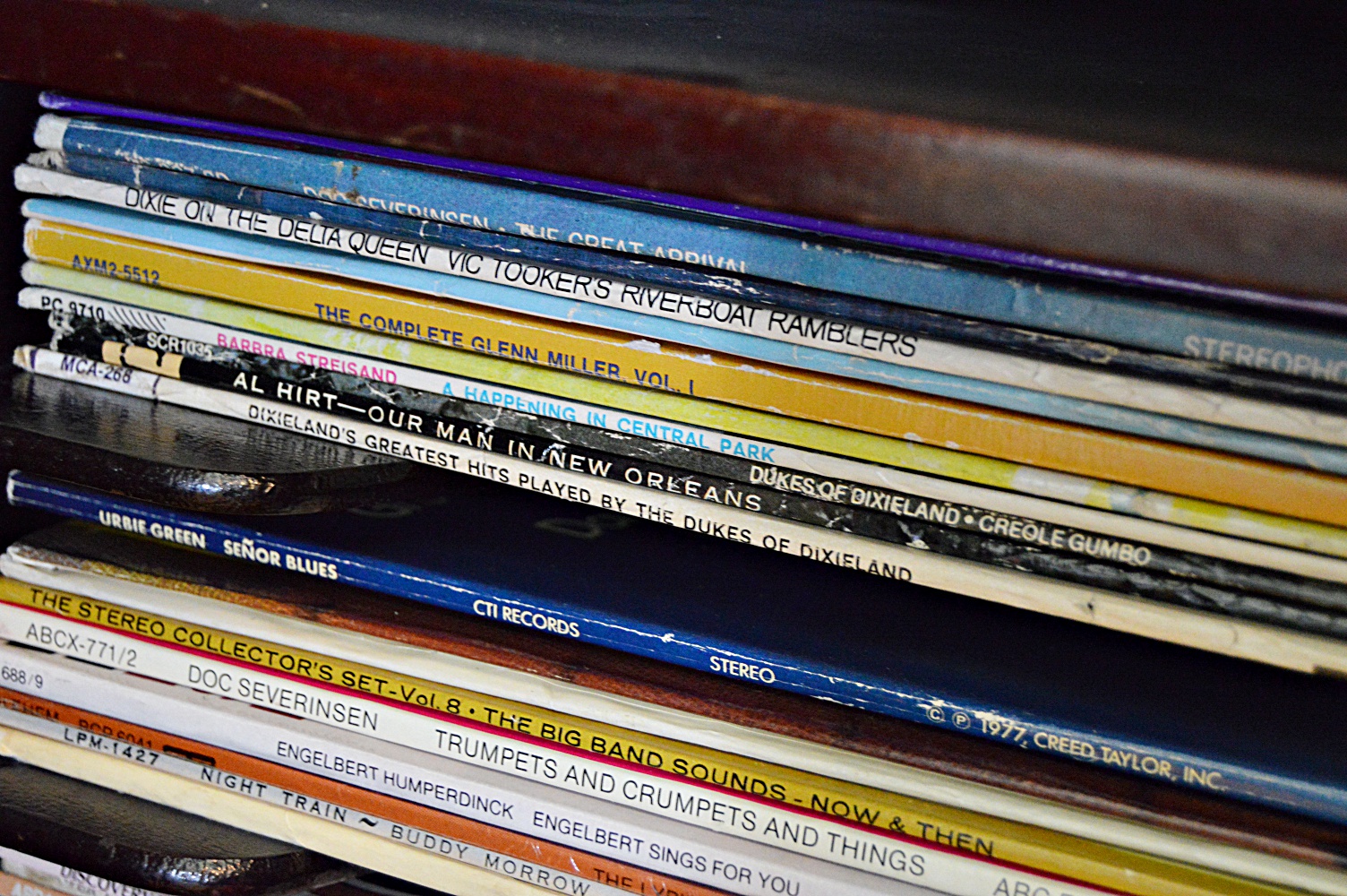 1916 Mahogany VV-XVII Victor Victrola Phonograph and Records