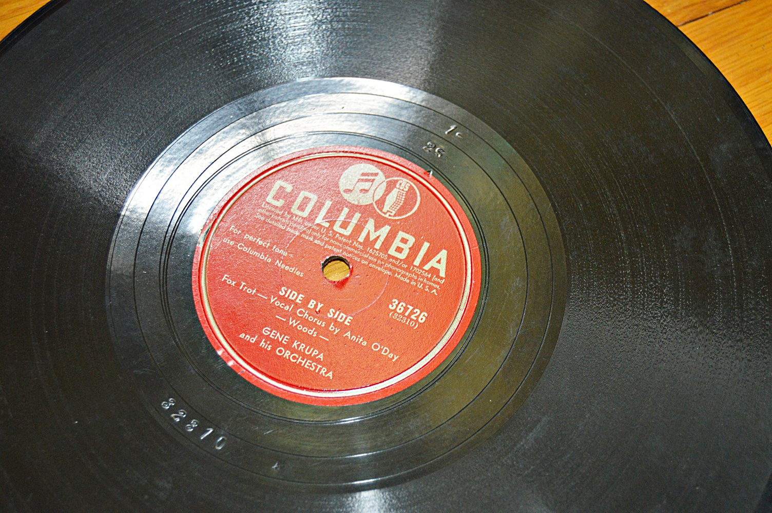 1916 Mahogany VV-XVII Victor Victrola Phonograph and Records