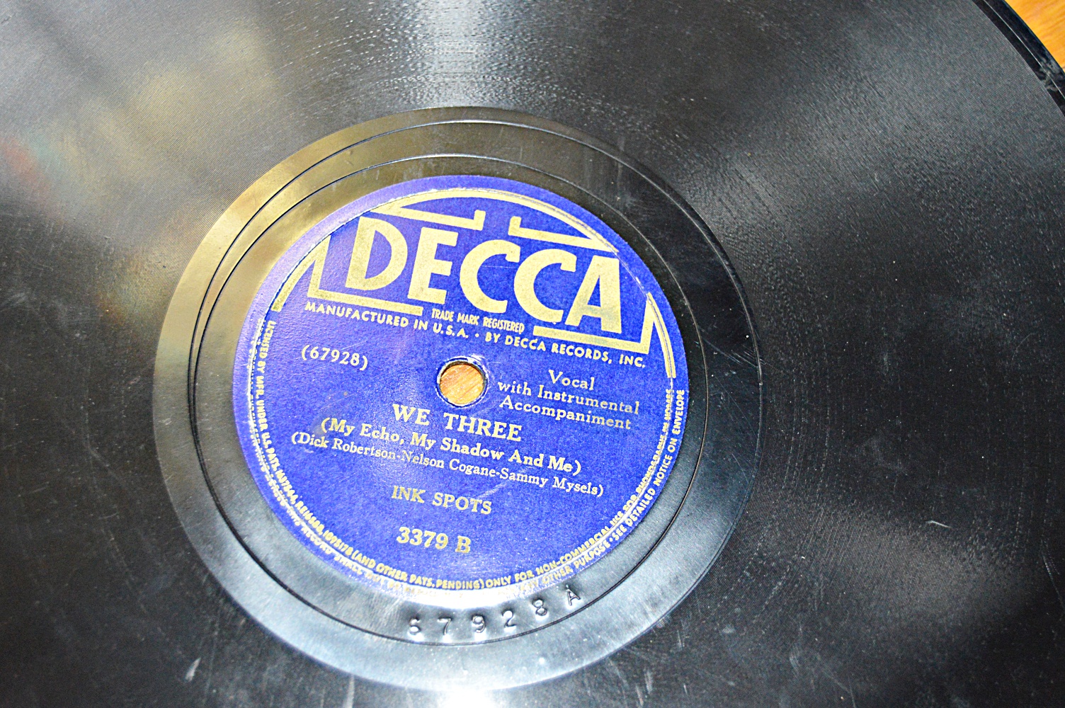 1916 Mahogany VV-XVII Victor Victrola Phonograph and Records