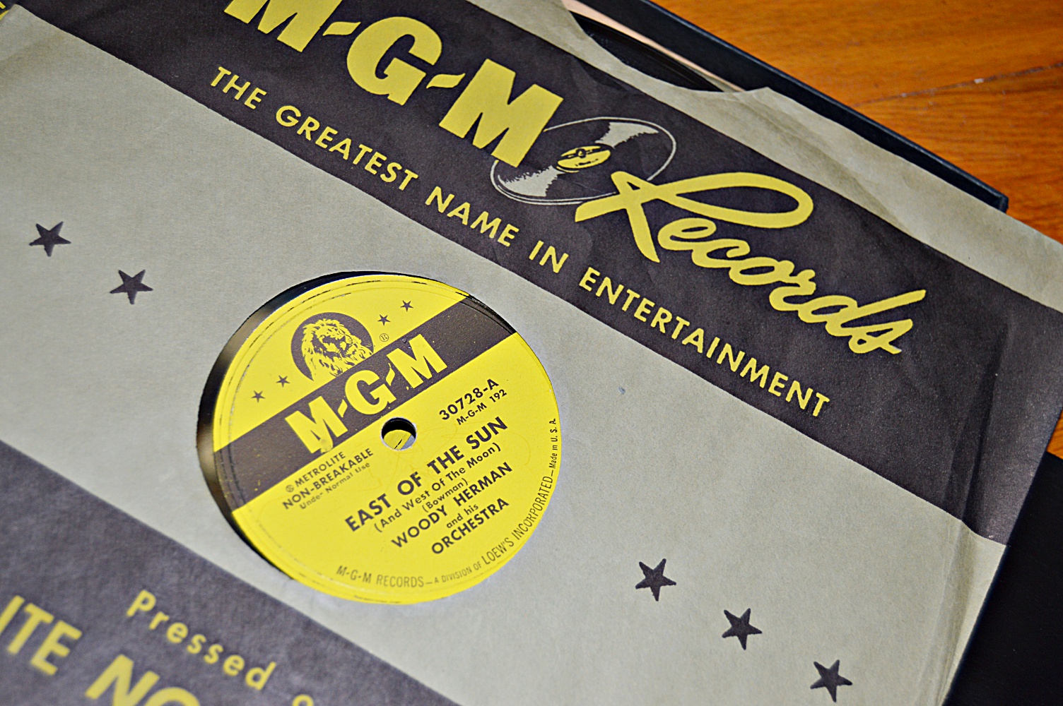 1916 Mahogany VV-XVII Victor Victrola Phonograph and Records