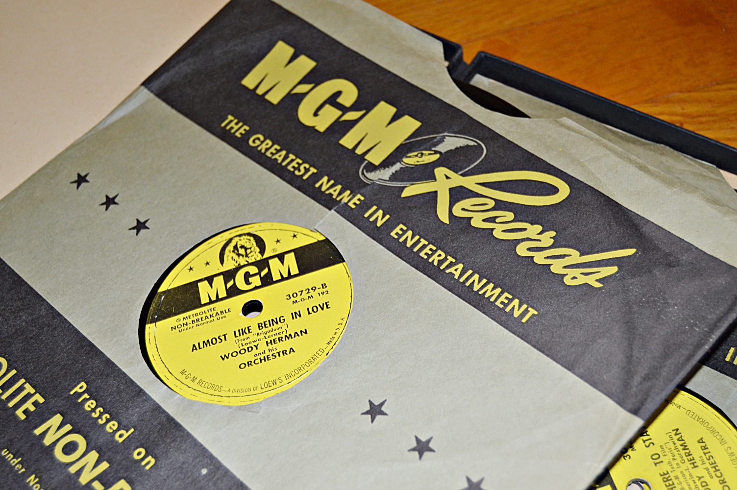 1916 Mahogany VV-XVII Victor Victrola Phonograph and Records