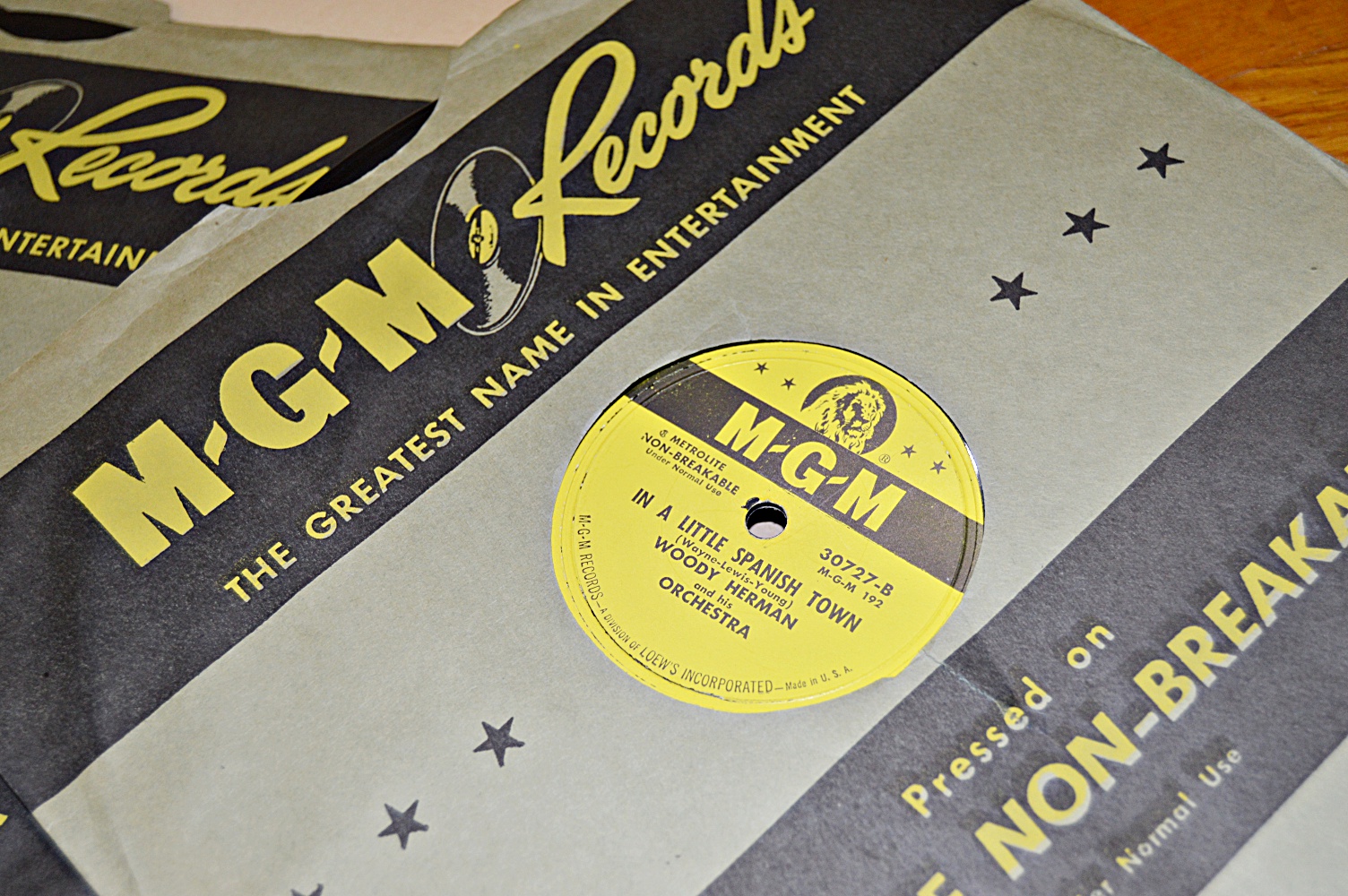 1916 Mahogany VV-XVII Victor Victrola Phonograph and Records