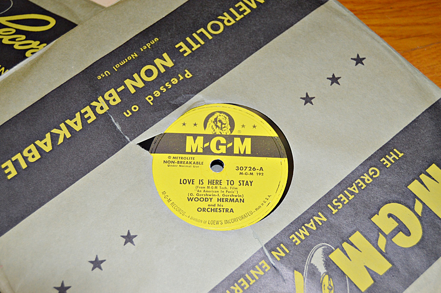 1916 Mahogany VV-XVII Victor Victrola Phonograph and Records