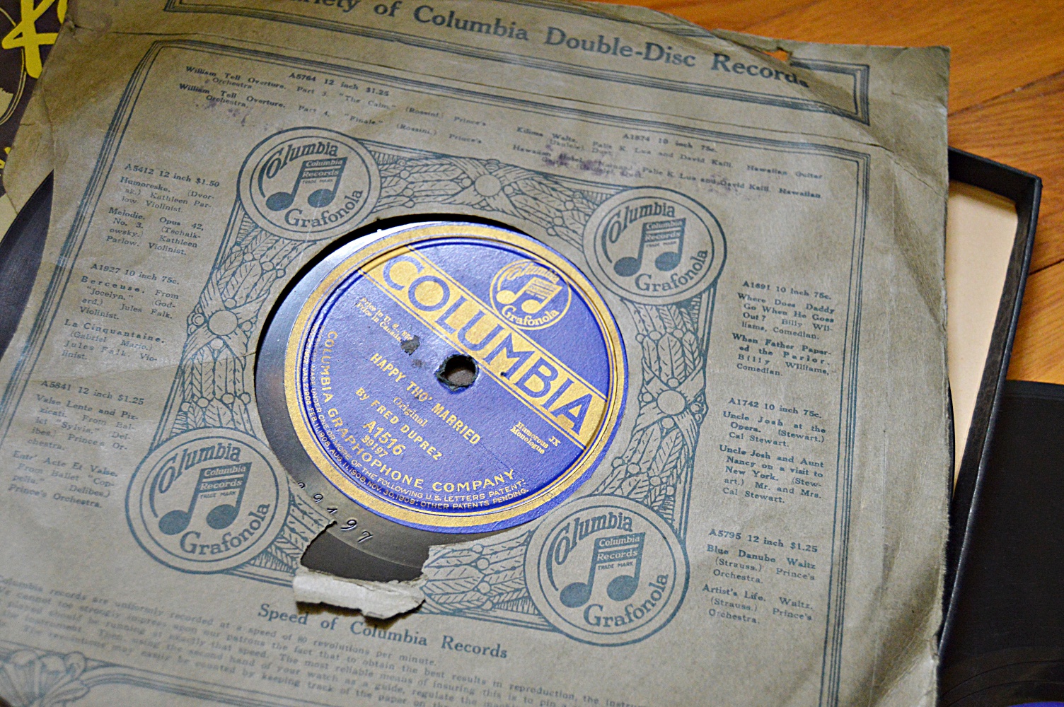 1916 Mahogany VV-XVII Victor Victrola Phonograph and Records