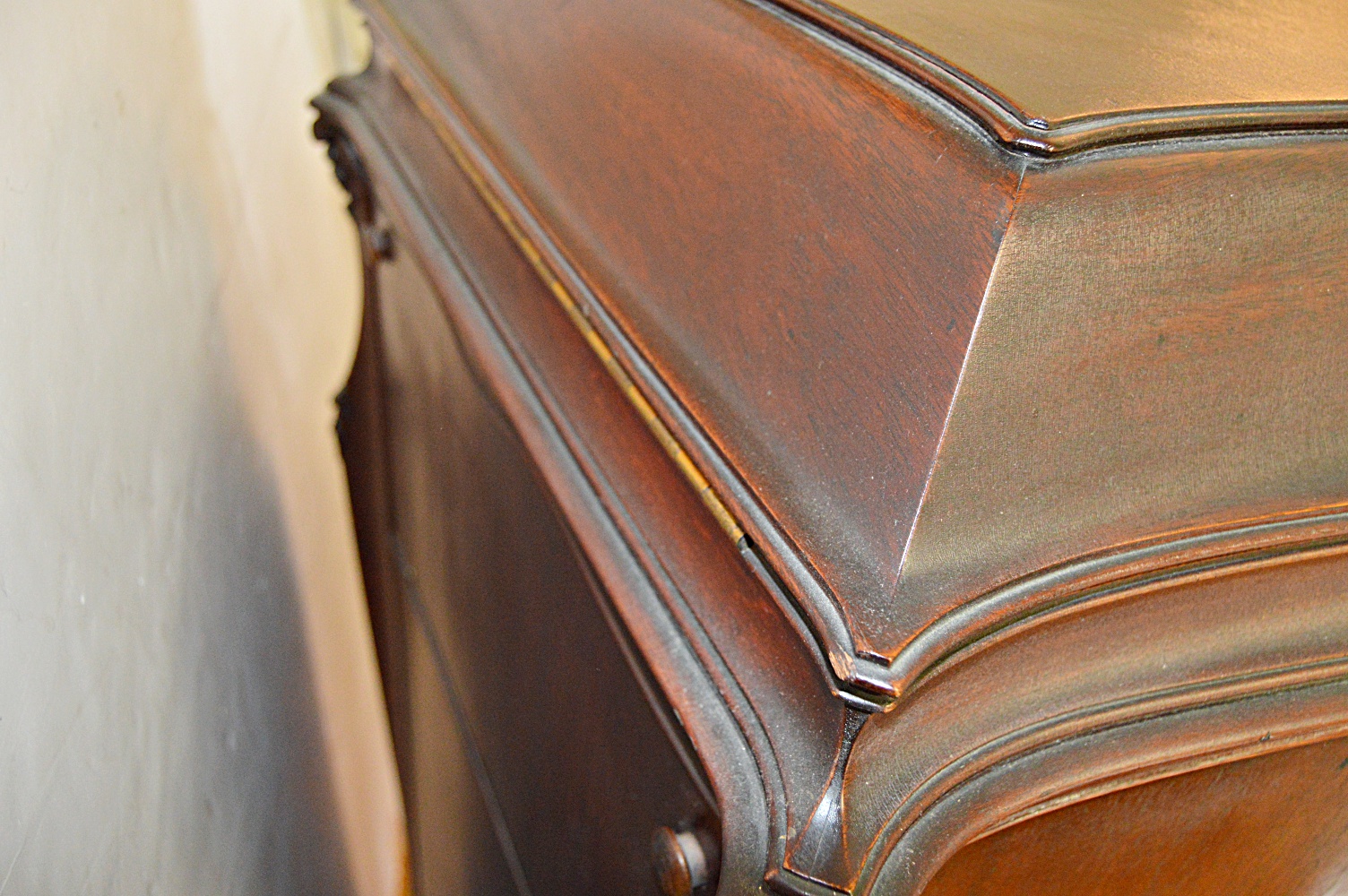 1916 Mahogany VV-XVII Victor Victrola Phonograph and Records