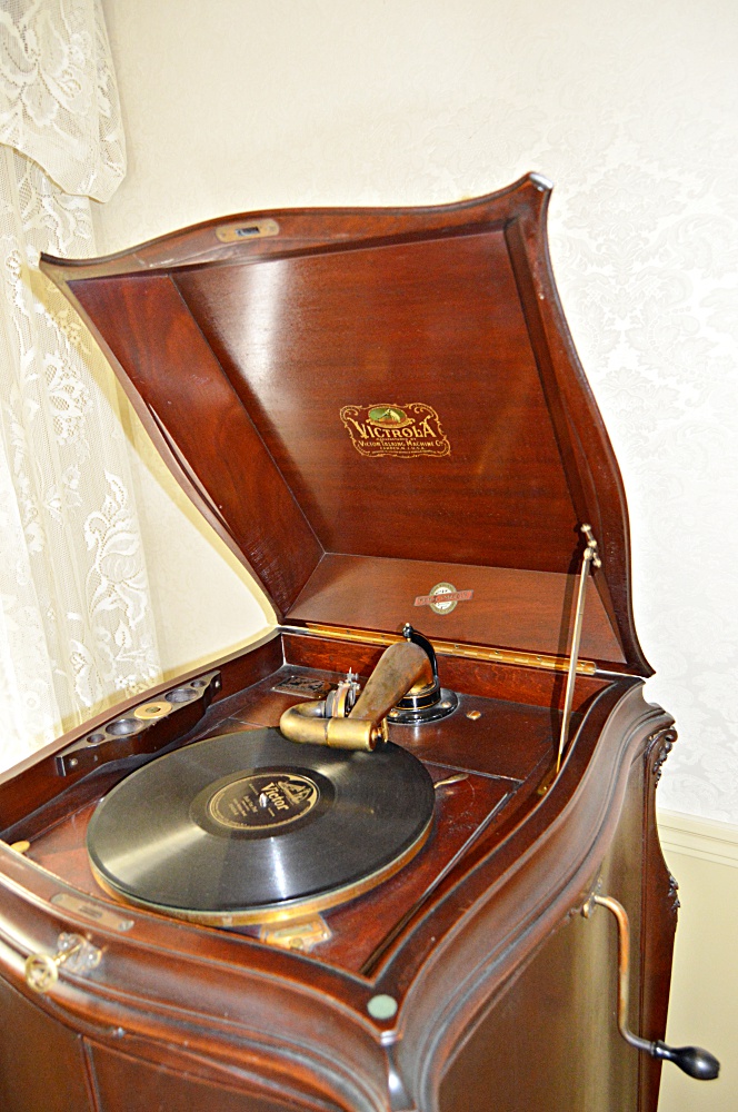1916 Mahogany VV-XVII Victor Victrola Phonograph and Records
