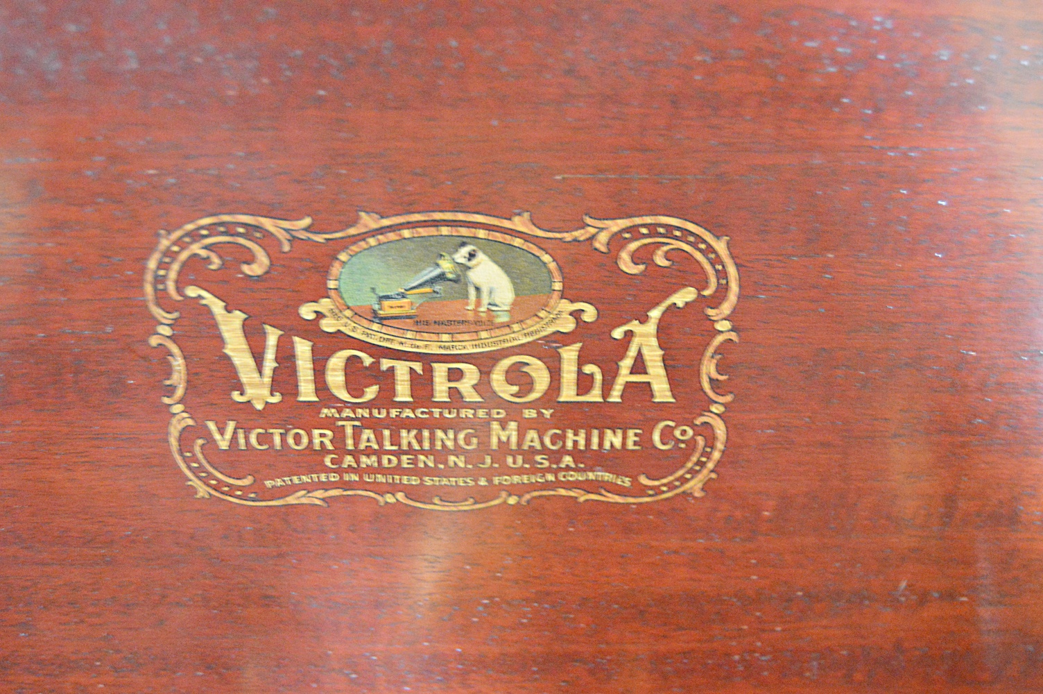 1916 Mahogany VV-XVII Victor Victrola Phonograph and Records