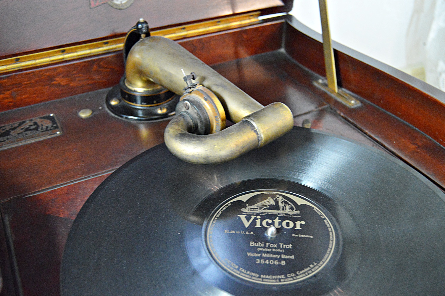1916 Mahogany VV-XVII Victor Victrola Phonograph and Records