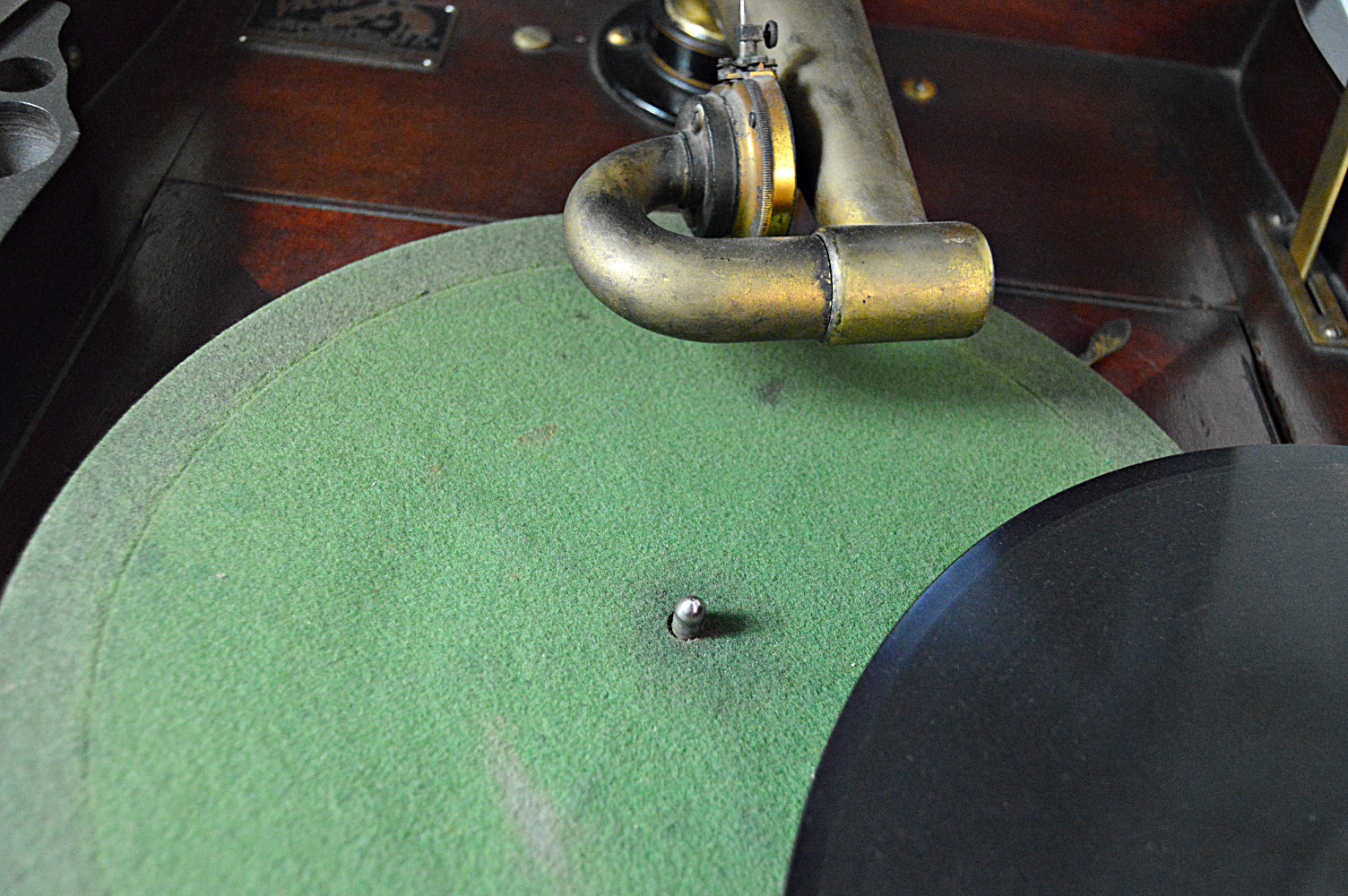 1916 Mahogany VV-XVII Victor Victrola Phonograph and Records