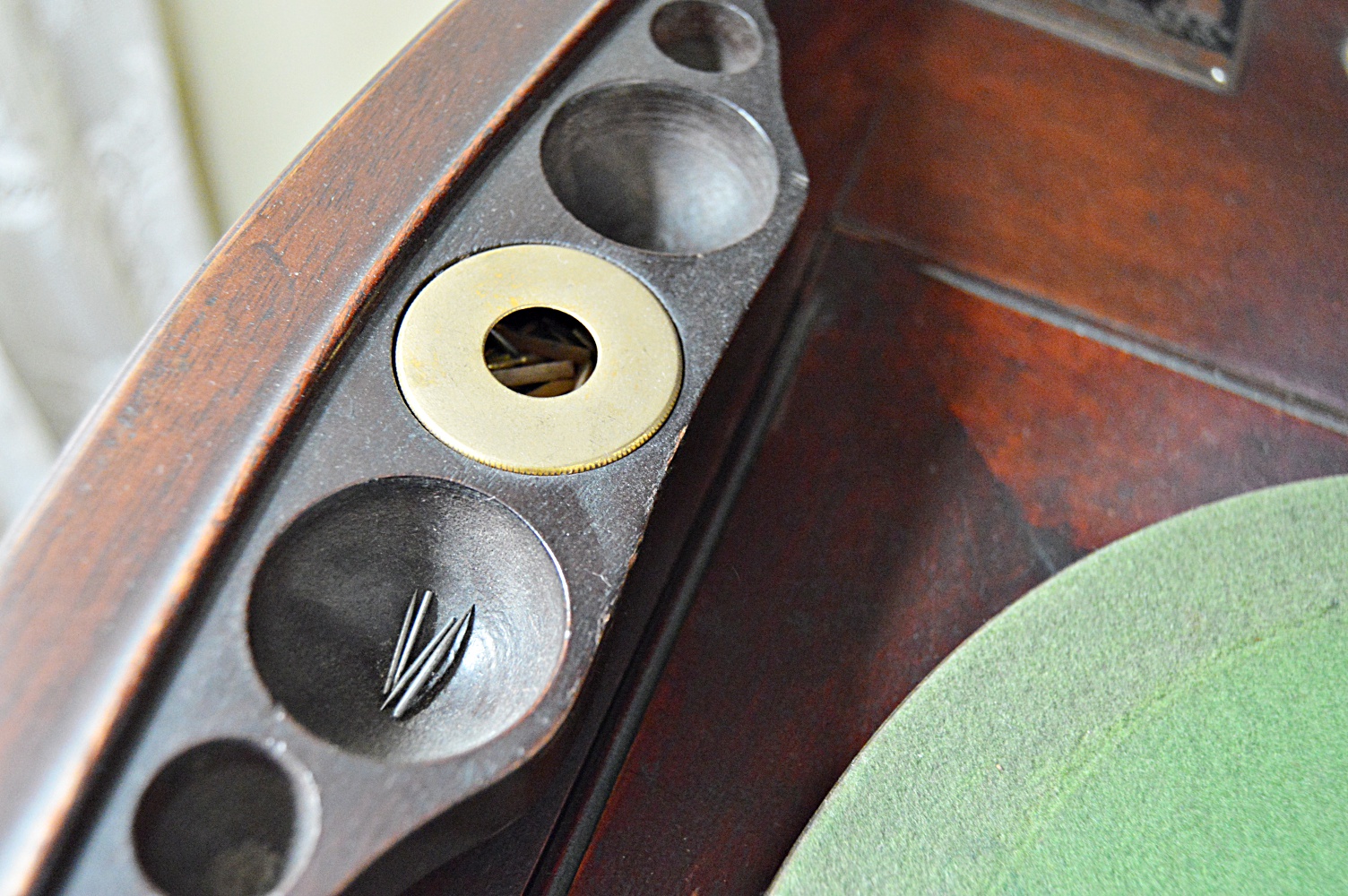 1916 Mahogany VV-XVII Victor Victrola Phonograph and Records