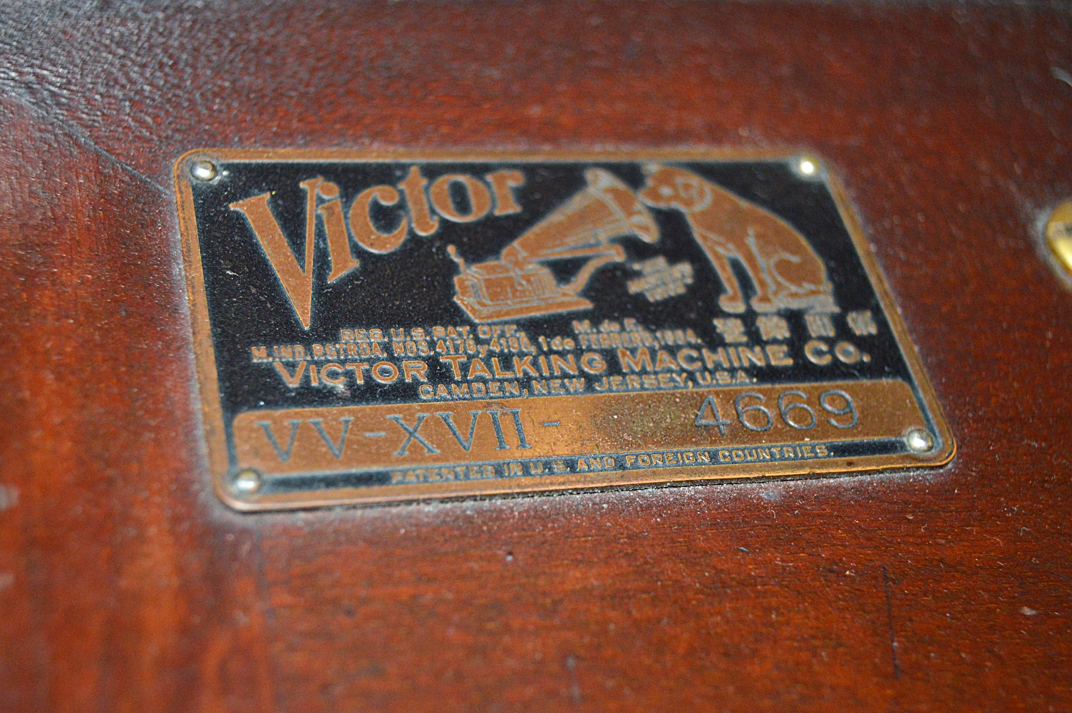 1916 Mahogany VV-XVII Victor Victrola Phonograph and Records
