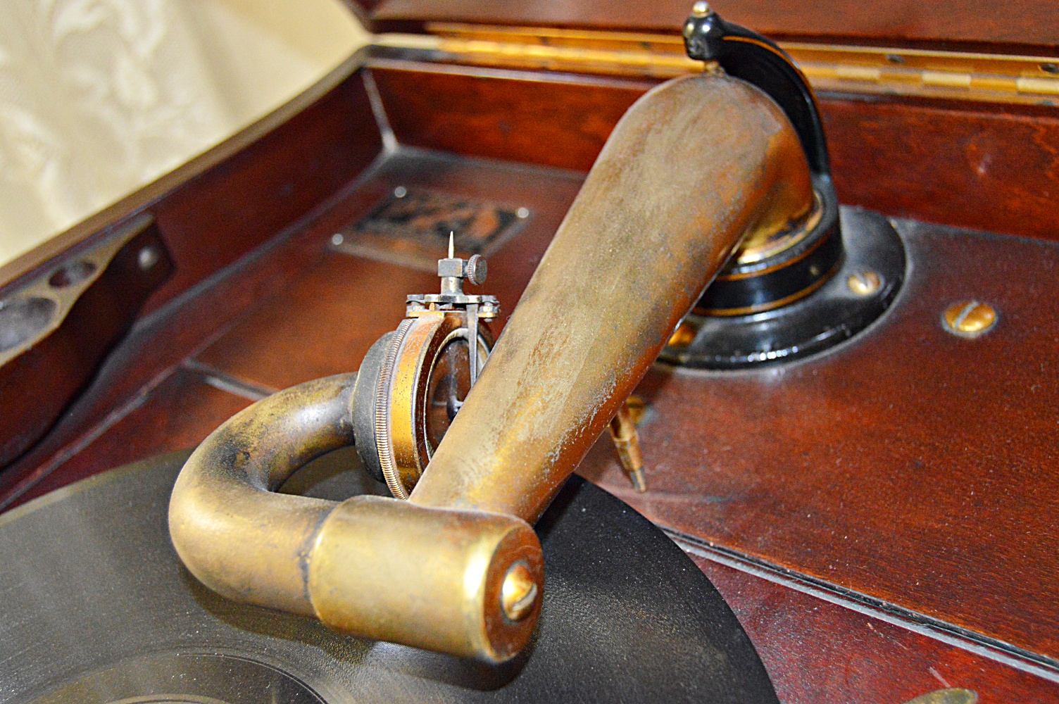 1916 Mahogany VV-XVII Victor Victrola Phonograph and Records