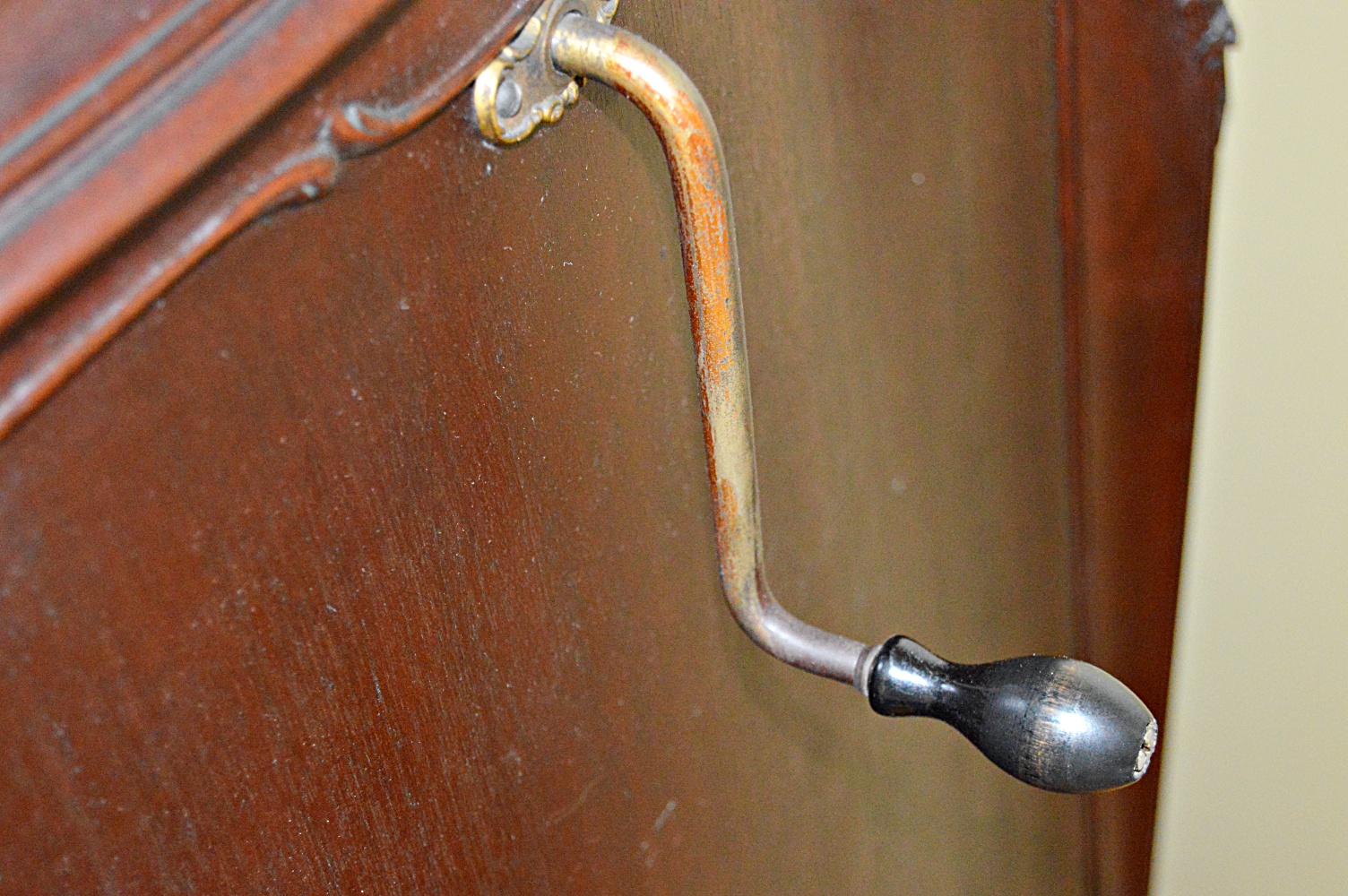 1916 Mahogany VV-XVII Victor Victrola Phonograph and Records