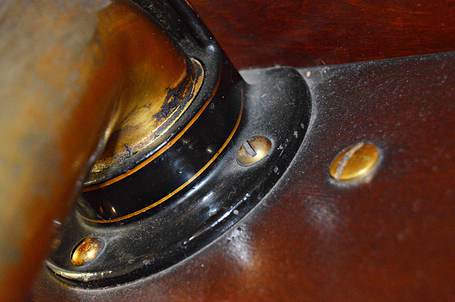 1916 Mahogany VV-XVII Victor Victrola Phonograph and Records