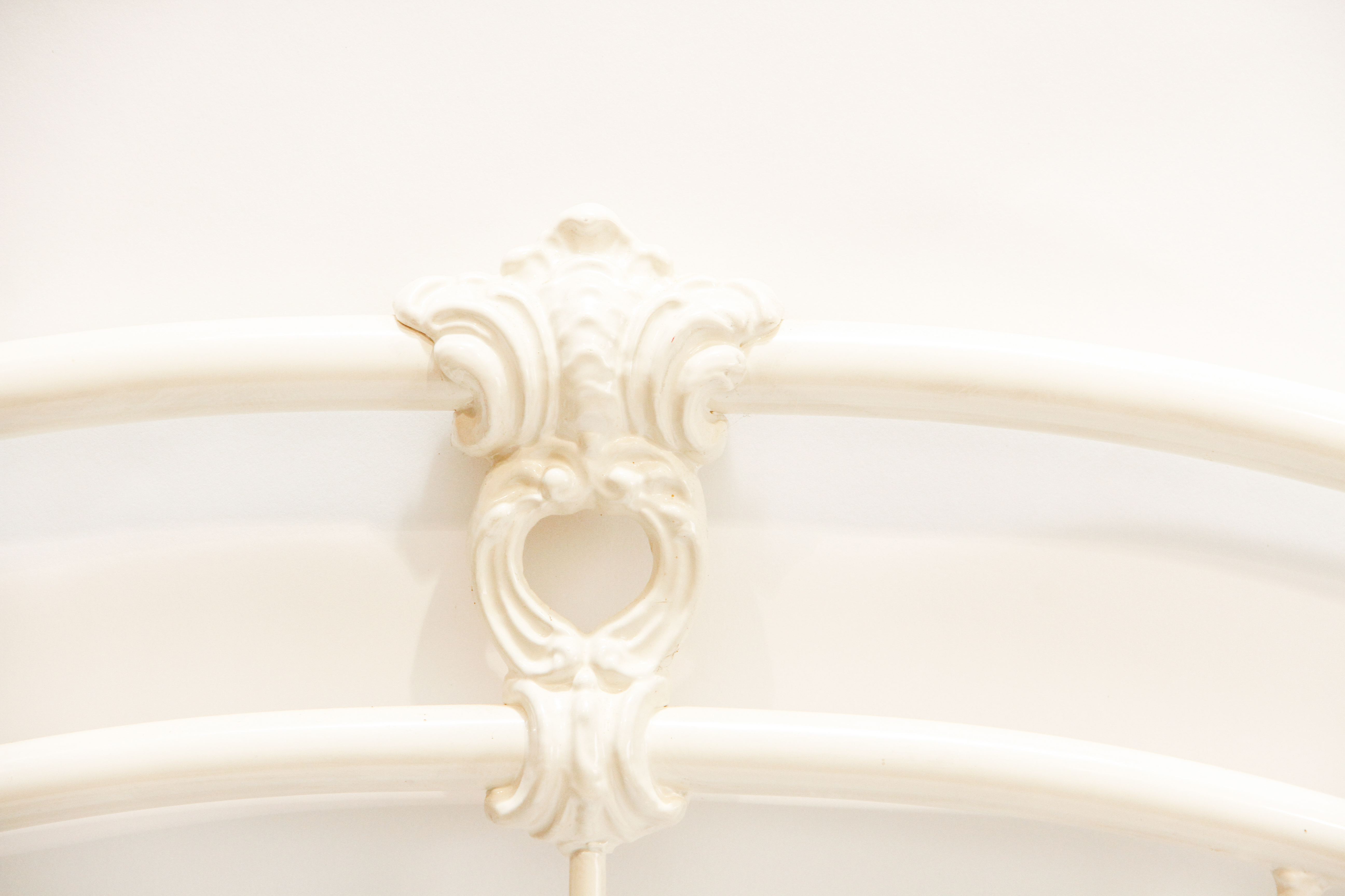 Vintage White Iron Queen Size Bed