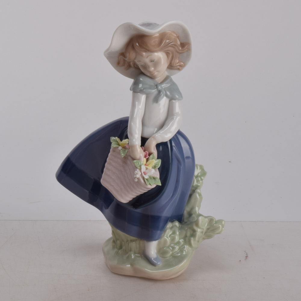 Lladro "Pretty Pickings"  Figurine