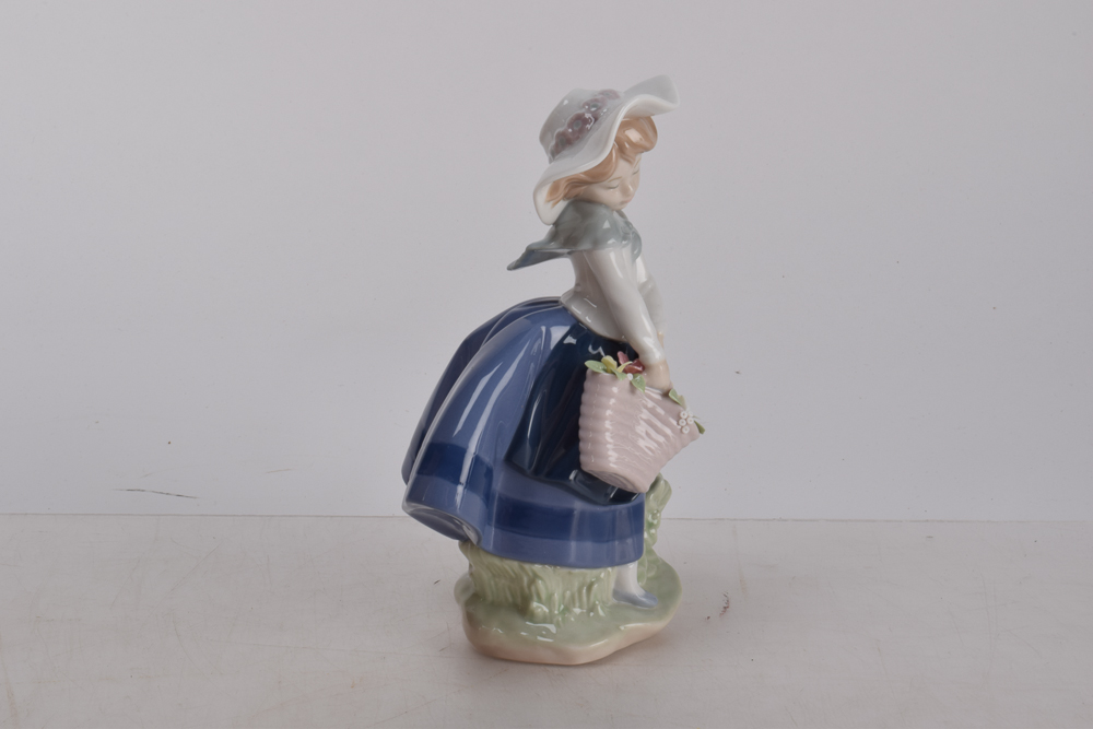 Lladro "Pretty Pickings"  Figurine