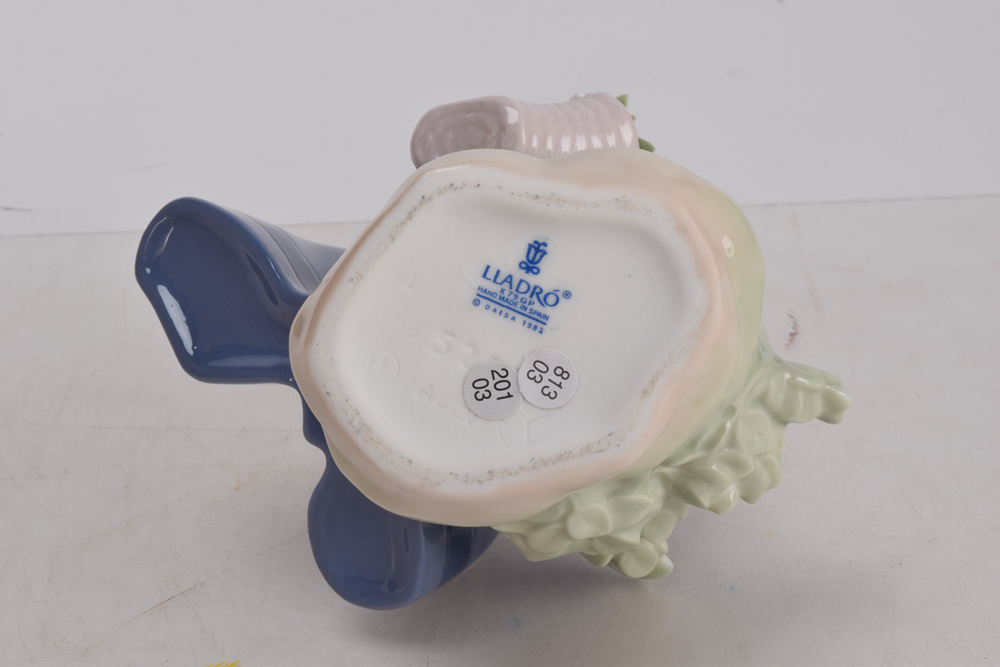 Lladro "Pretty Pickings"  Figurine