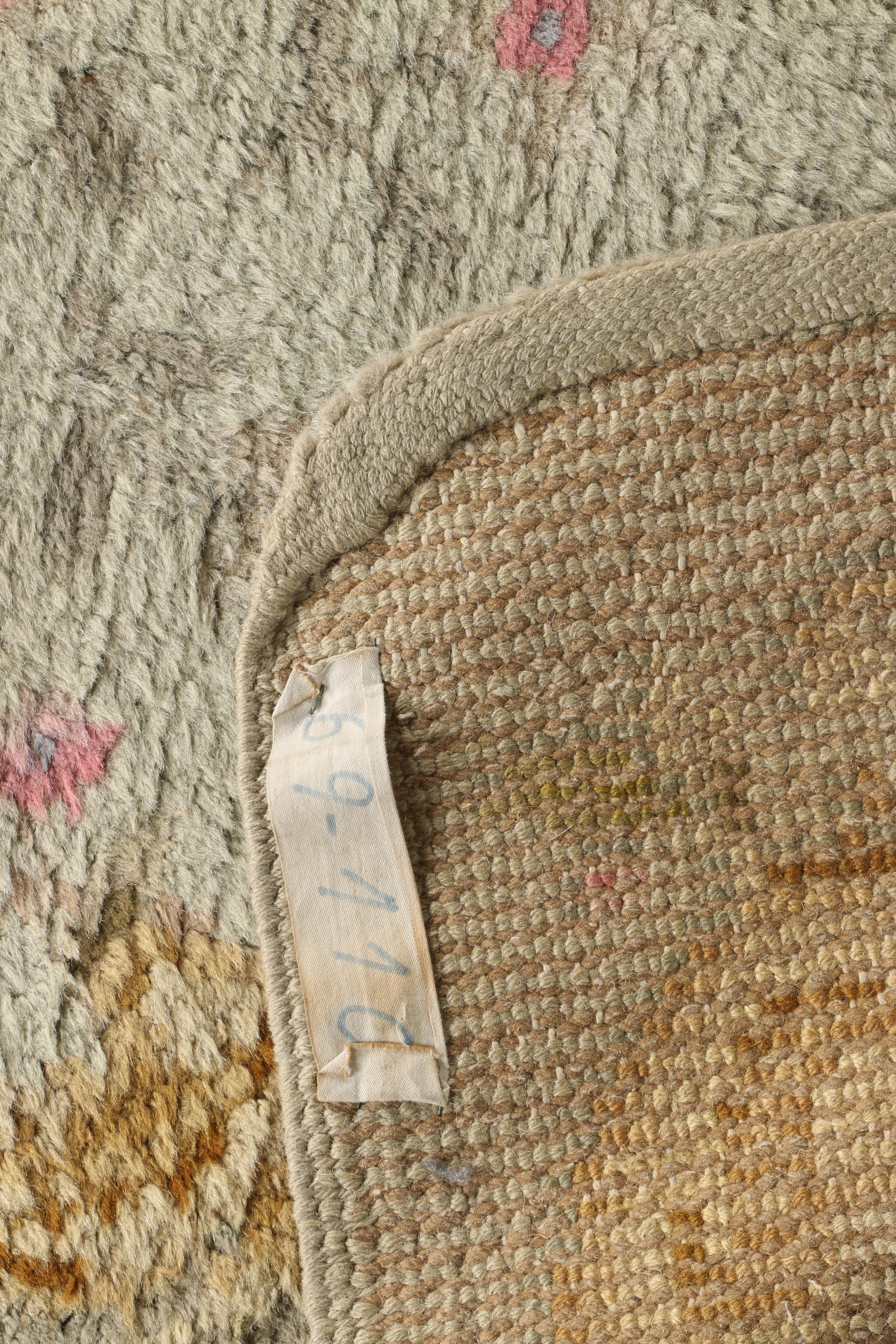 Machine Made Persian Style Area Rug