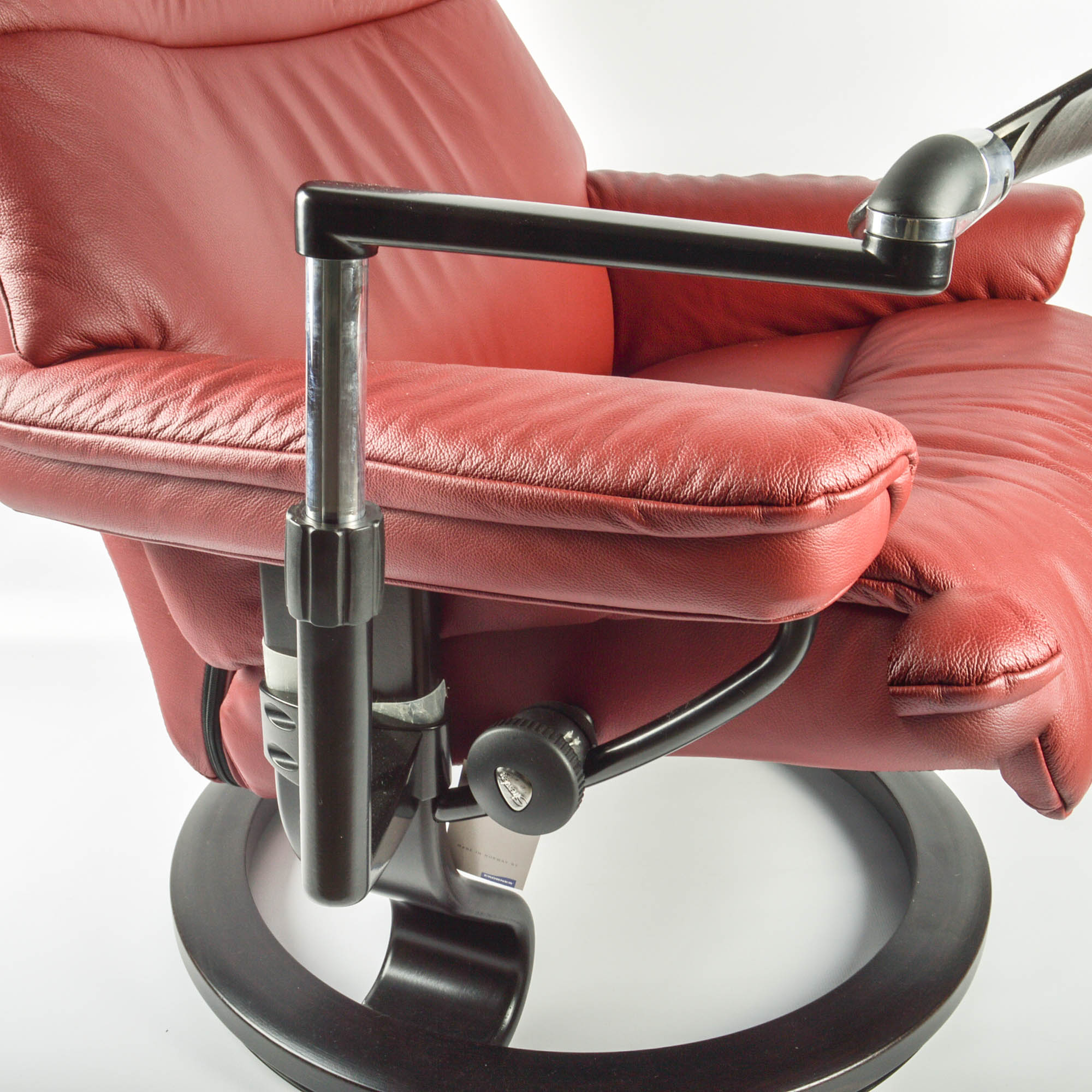 Ekhornes Stressless Leather Lounger With Ottoman, Accessory Table