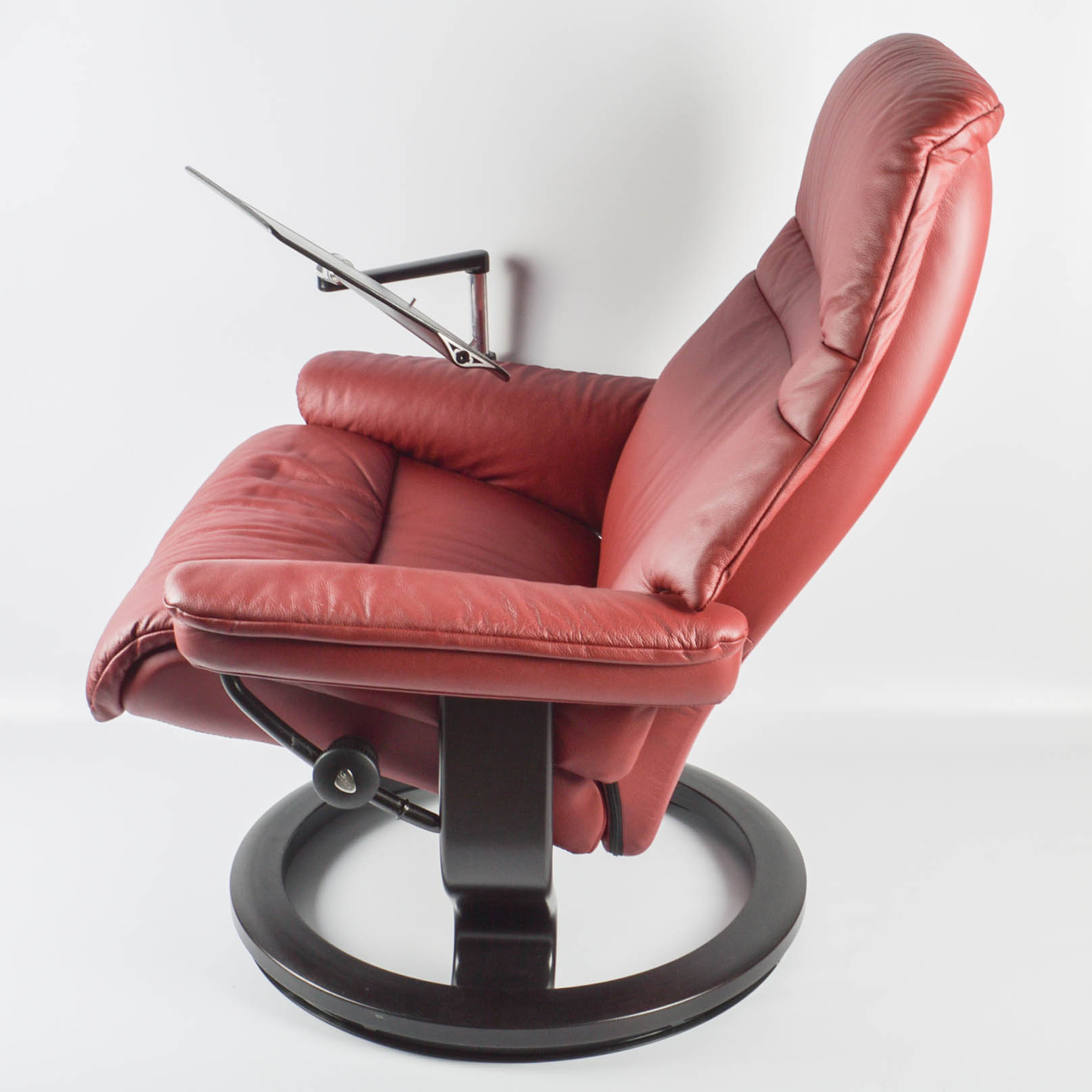 Ekhornes Stressless Leather Lounger With Ottoman, Accessory Table