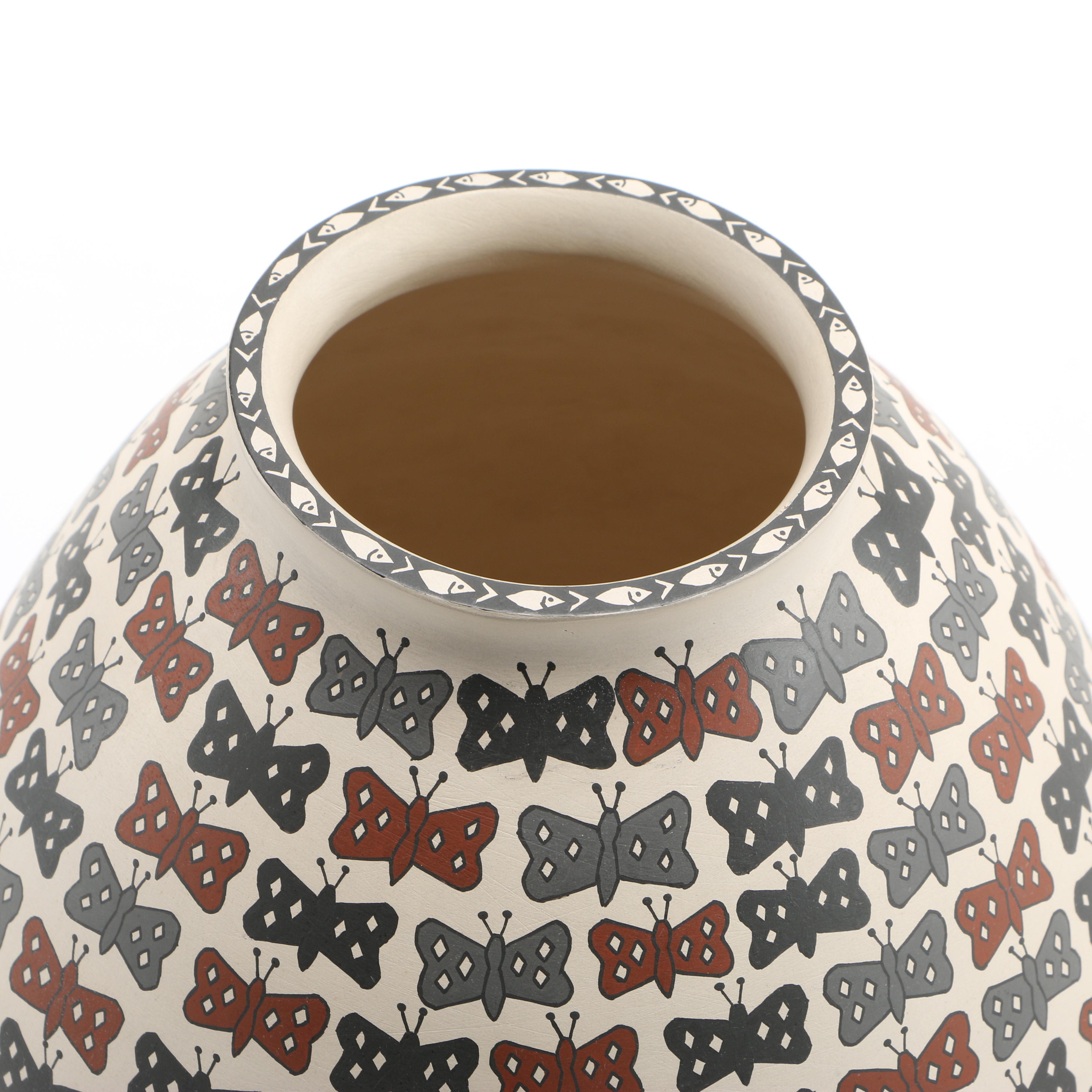 Mata Ortiz Mexico Art Pottery by Efren Ledezma