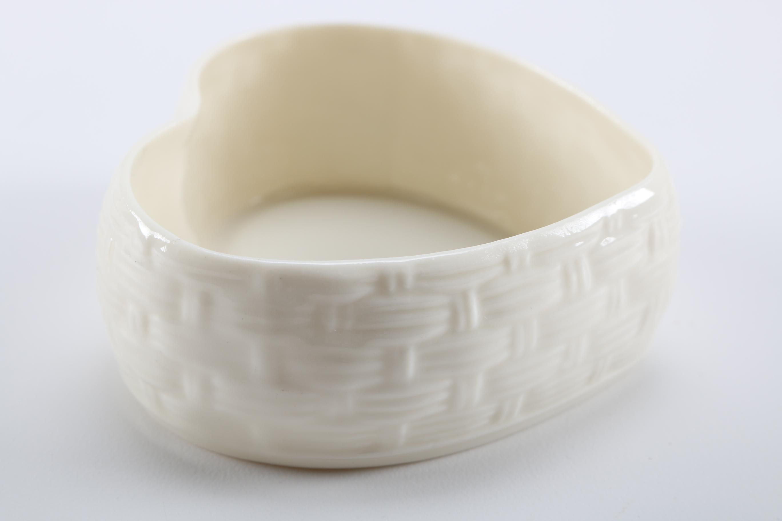 Belleek Kylemore Shamrock Trinket Box