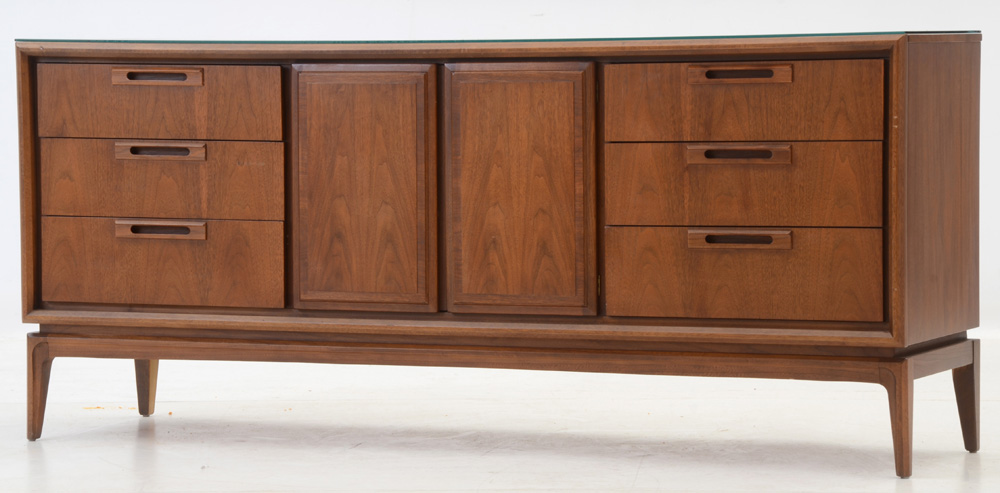 Mid Century Modern Chest of Drawers