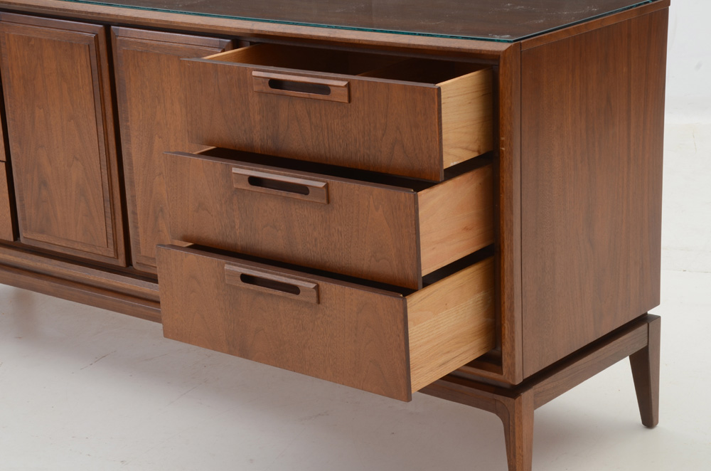 Mid Century Modern Chest of Drawers