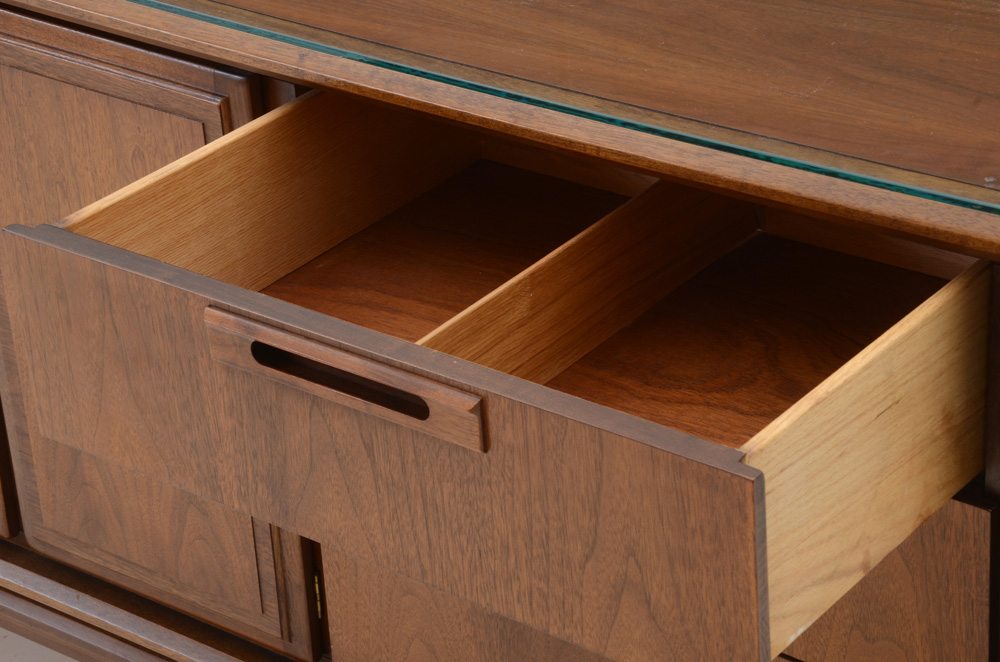 Mid Century Modern Chest of Drawers