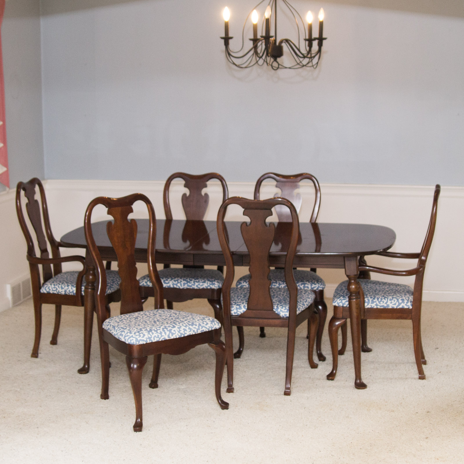 Thomasville Furniture Queen Anne Style Dining Table and Chair Set