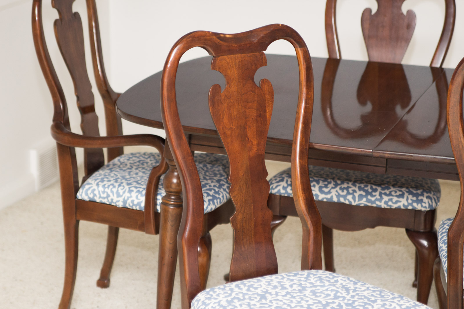 Thomasville Furniture Queen Anne Style Dining Table and Chair Set